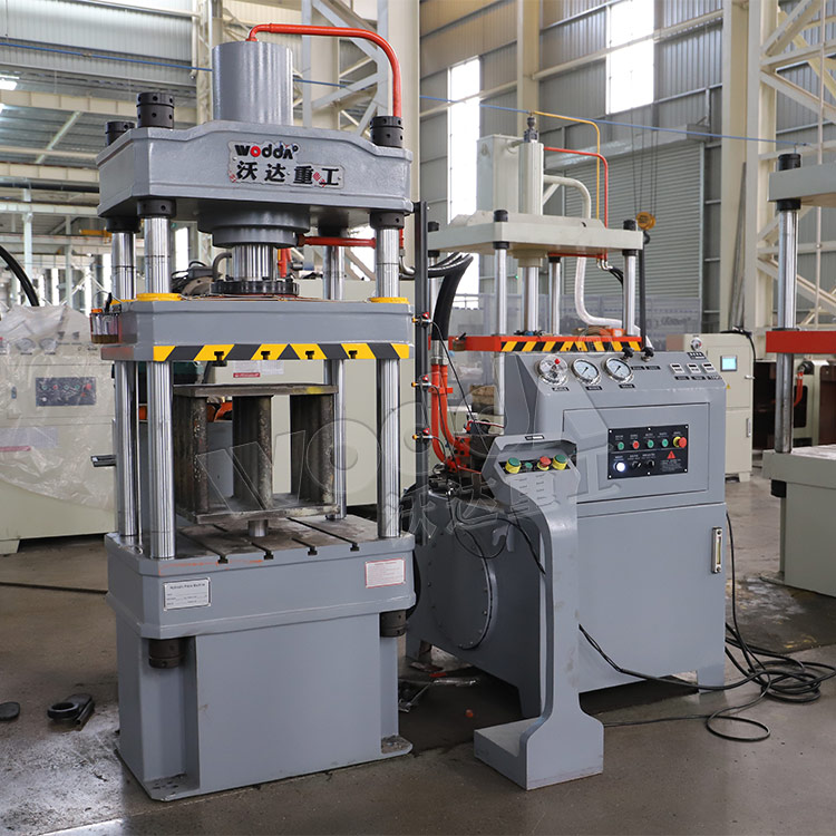 100噸四柱液壓機(jī)車間加工現(xiàn)場(chǎng) 100噸四柱液壓機(jī)車間加工現(xiàn)場(chǎng)