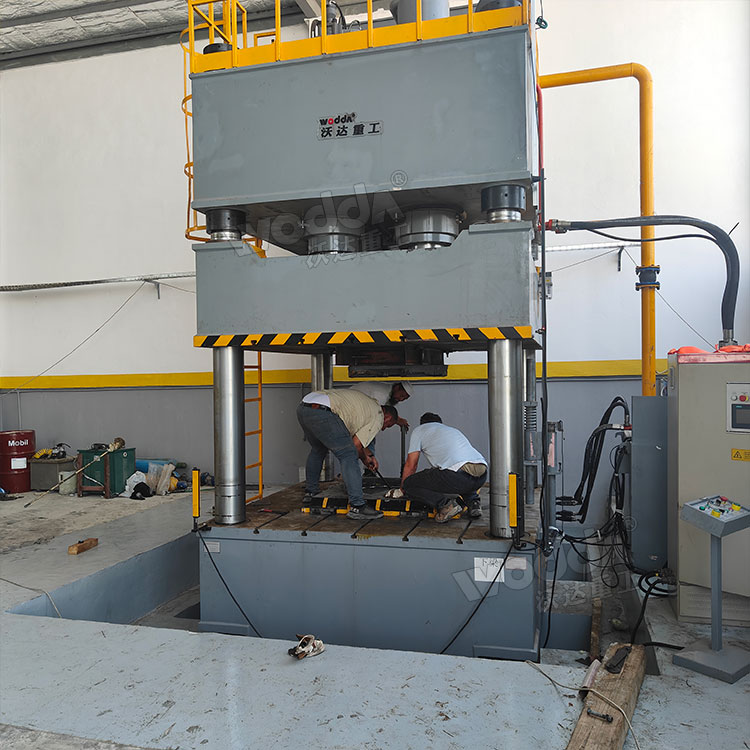 1000噸四柱液壓機(jī)現(xiàn)場 1000噸四柱液壓機(jī)現(xiàn)場