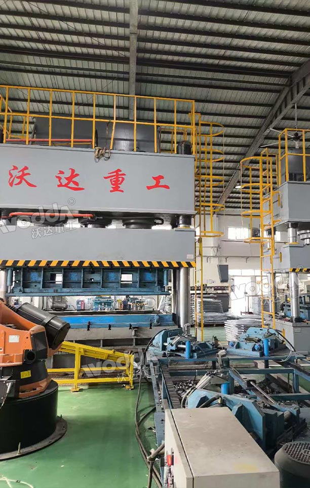 1500噸不銹鋼水箱板液壓機(jī)現(xiàn)場(chǎng) 1500噸不銹鋼水箱板液壓機(jī)現(xiàn)場(chǎng)