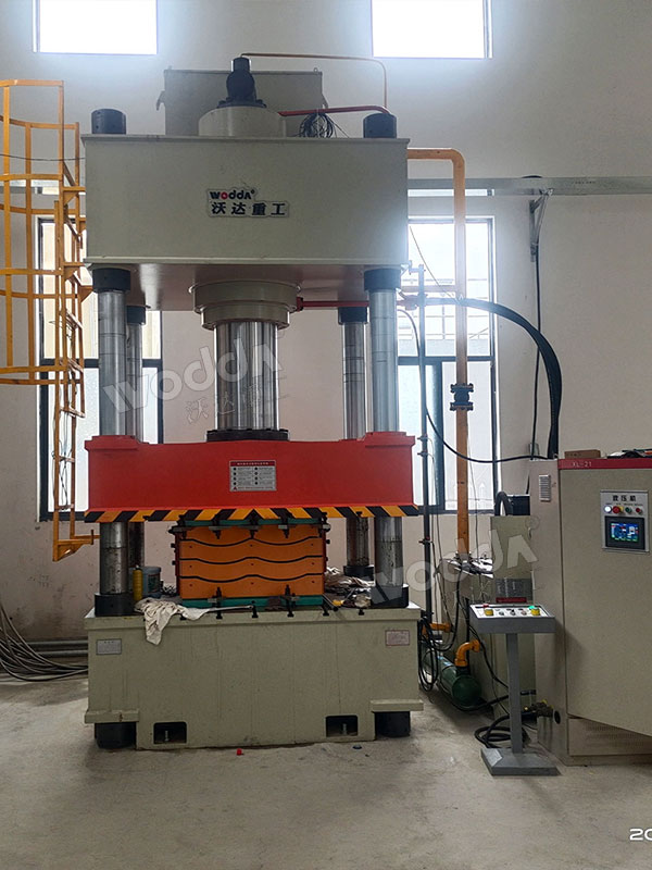 PE防彈插板液壓機現(xiàn)場