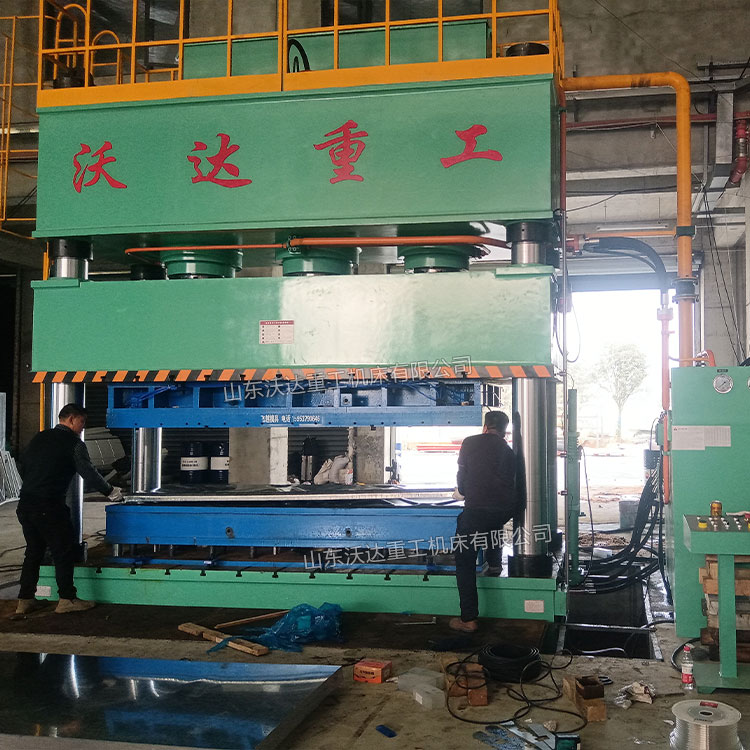 1250噸四柱液壓機(jī)沖壓不銹鋼水箱板現(xiàn)場(chǎng) 1250噸四柱液壓機(jī)沖壓不銹鋼水箱板現(xiàn)場(chǎng)