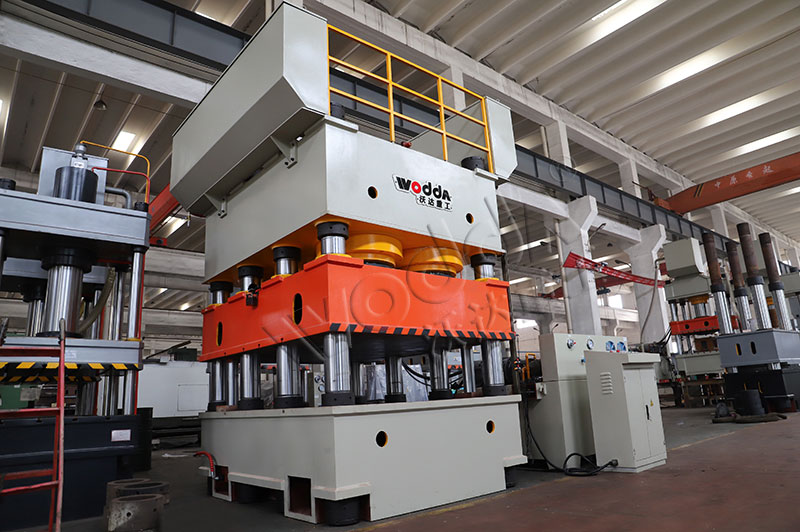 3600噸鋼木門(mén)壓花機(jī)車間展示 3600噸鋼木門(mén)壓花機(jī)車間展示