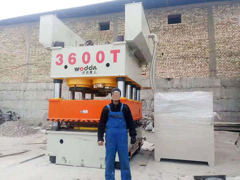 3600噸鋼木門(mén)壓花機(jī)客戶現(xiàn)場(chǎng) 3600噸鋼木門(mén)壓花機(jī)客戶現(xiàn)場(chǎng)